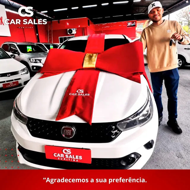 Cliente Car Sales Curitiba recebendo as chaves do veículo — entrega 3