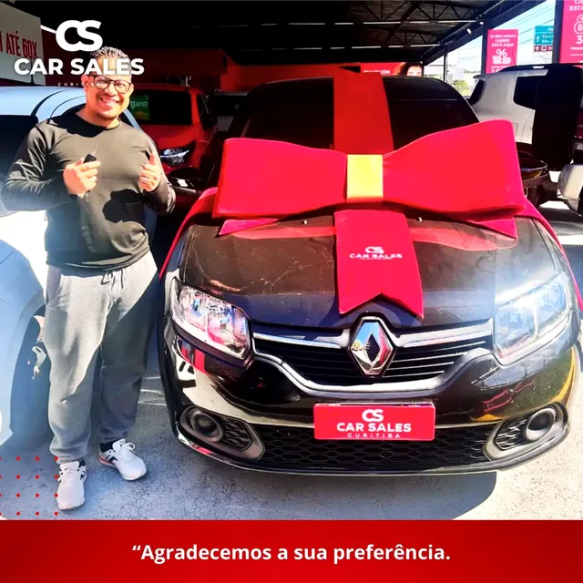 Cliente Car Sales Curitiba recebendo as chaves do veículo — entrega 2