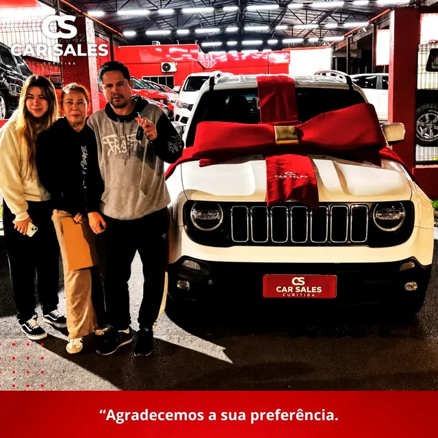 Cliente Car Sales Curitiba recebendo as chaves do veículo — entrega 1