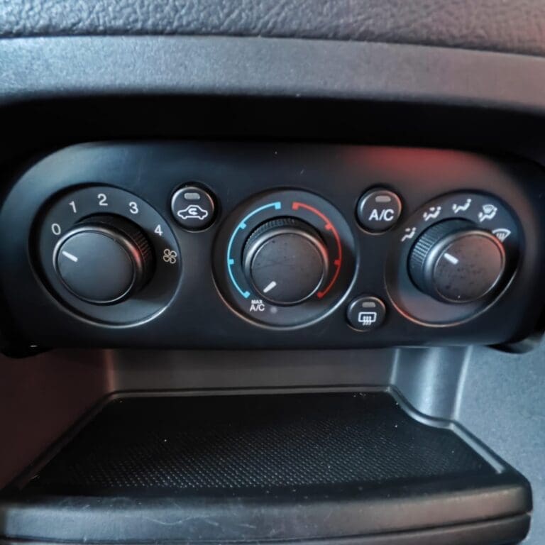 FORD / KA+ SEDAN 1.0 SE/SE PLUS TIVCT FLEX 4P